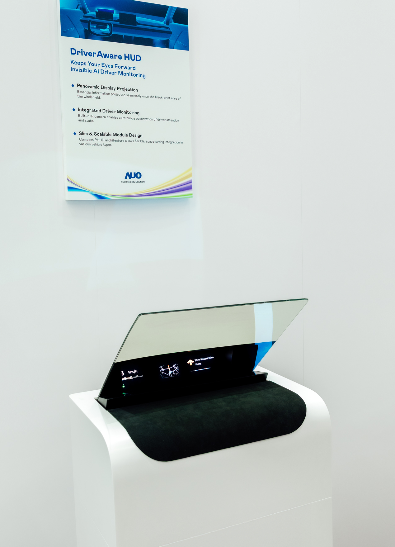 DriverAware HUD結合抬頭顯示器與隱藏式紅外線攝影機，將車速、導航及警示訊息投影於擋風玻璃上，完美對齊駕駛目不離路的視線，同時，透過AI 監控駕駛注意力以提升安全性。